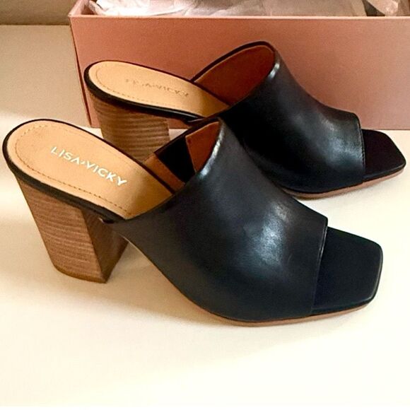 NWT Lisa Vicky Virtue V Sandal in black.  Size 7 - Picture 5 of 5